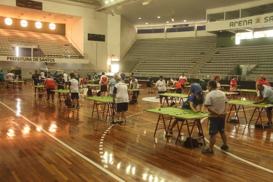 Torneio de futebol de mesa agita a Arena Santos